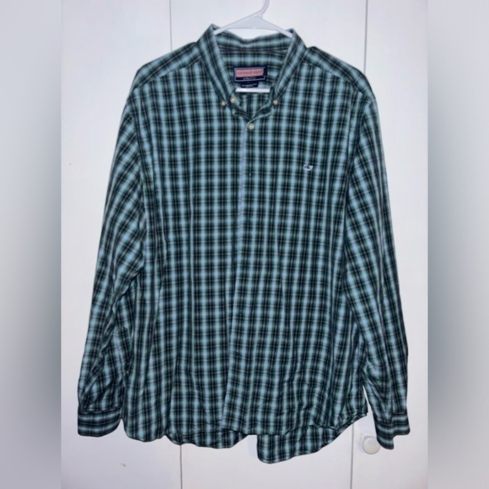 Vineyard Vines button down collegiate shirt